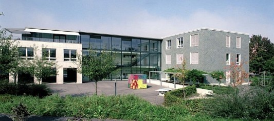 Beton, Glas und Schiefer als ablesbare Funktionstrennung