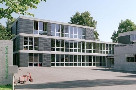 Blick in den Hof, rechts der Altbau aus den 60er Jahren