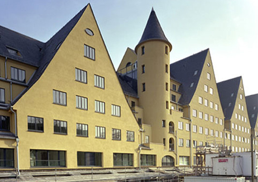 Teilansicht Stadtseite mit einem von zwei Türmen