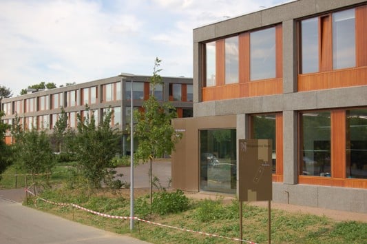 Neubauten, im Vordergrund die Werkstatt