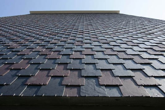 Zweifarbige Schieferfassade im Verhältnis 70/30 %