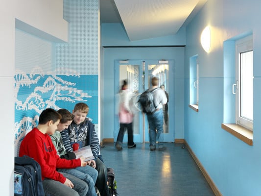 Blaue Farbtöne dominieren im zweiten Obergeschoss, der "Wasseroberfläche"