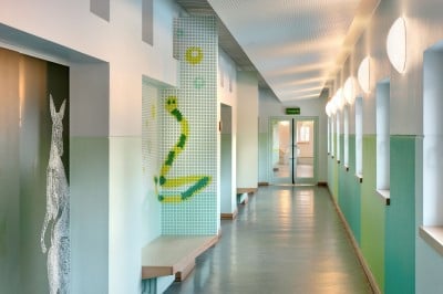 Jedes Geschoss entspricht einem Leitmotiv - das Erdgeschoss wird mit Grüntönen zur "Tiefsee"