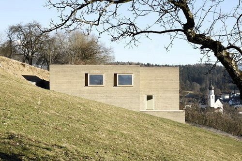 Das Grunstück liegt an einem steilen Südhang