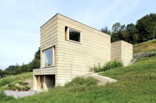 Außenansicht des Lehmhauses
