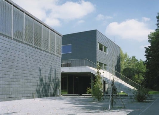 Doppelsporthalle und Schulgebäude sind durch eine Halle mit darüberliegender Erschließung verbunden