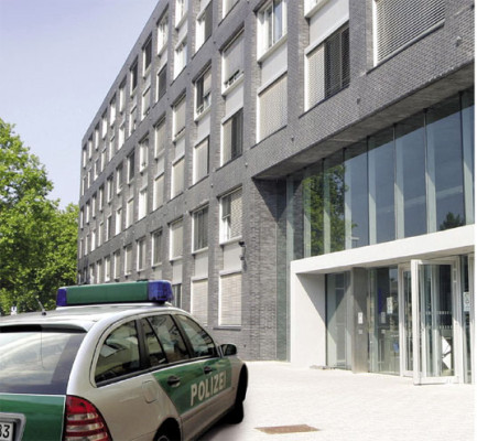 Das Polizeipräsidium liegt an einer der meist befahrenen Kreuzungen von Frankfurt am Main