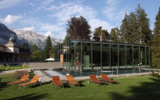 Gläserner Wellnesskubus - im Hintergrund der Pavillon