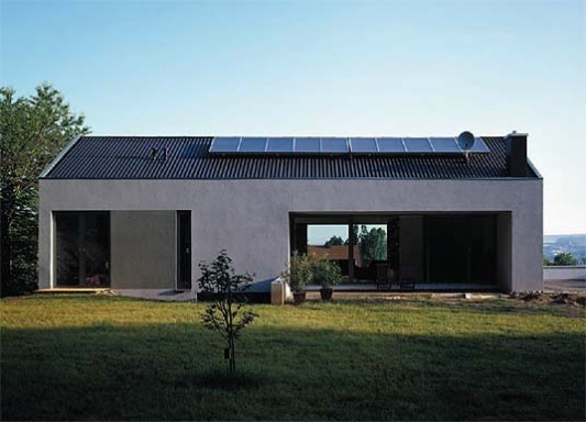 Gartenansicht von Süden mit Terrasse und Durchsicht zum Panoramafenster