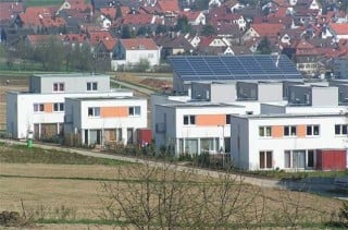 Auf dem Dach des höchsten Gebäudes befindet sich die Kollektoranlage 