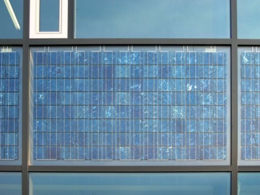 Mosaik aus PV-Elementen an der Fassade