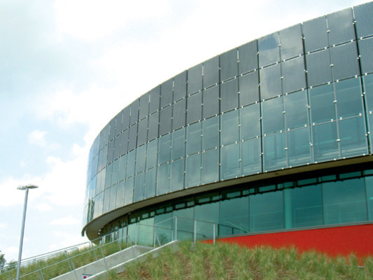 Die Photovoltaikmodule dienen auch dem Sonnenschutz