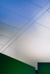 Eine Langfeldplatten-Decke aus der Serie