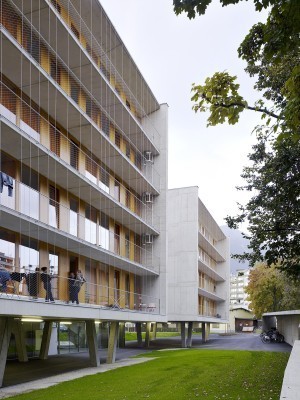 V-förmige Stützen ermöglichen den Durchgang unter den Häusern