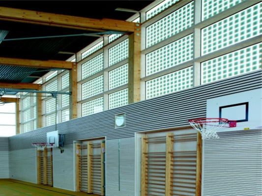 Blendfreies Tageslicht durch weiße PVB-Folie in der inneren VSG-Verglasung