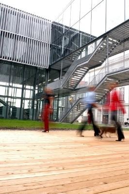 Leichte Brücken verbinden Neu und Alt