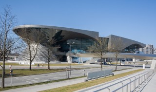 Die BMW Welt von Coop Himmelb(l)au ergänzt ein bereits vorhandenes Gebäudeensemble aus Zylinderturm und schalenartigem Museumbau
