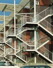 Die freistehenden Treppen vor der Fassade