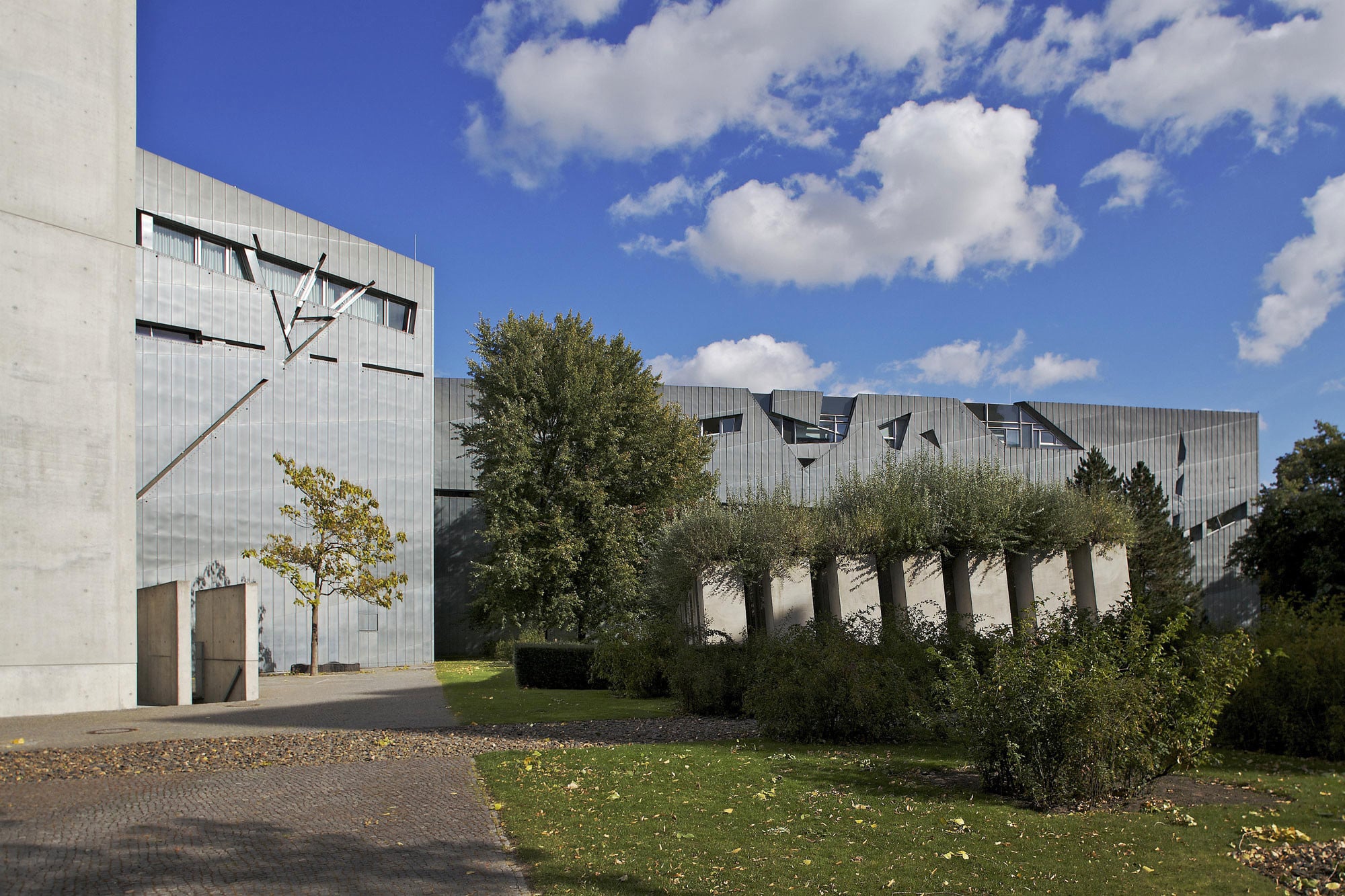 Außenansicht mit Garten des Exils und Holocaust-Turm.