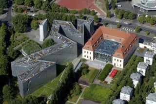 Im Zickzack schlängelt sich das Gebäude durch das Grundstück.
