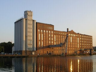 Das Museum befindet sich direkt am Duisburger Innenhafen (Nordansicht)