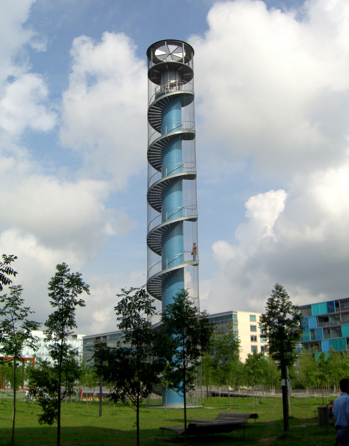 Der Turm ist das weithin sichtbare Wahrzeichen des Oerliker Parks und des gesamten Stadtviertels in Zürichs Norden.
