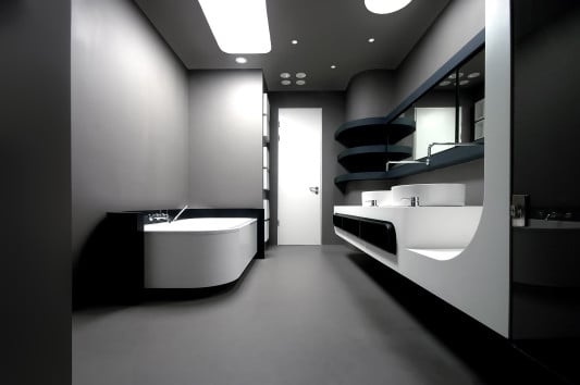 Die Badewanne mit gebogener Einfassung aus schwarzem Mineralwerkstoff 
