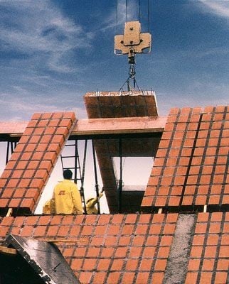 Die einzelnen Fertigelemente für den Massivdach-Aufbau