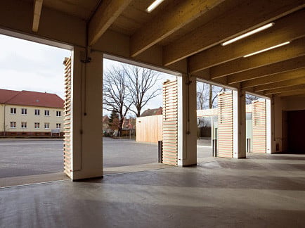 Fahrzeughalle mit Vorhof