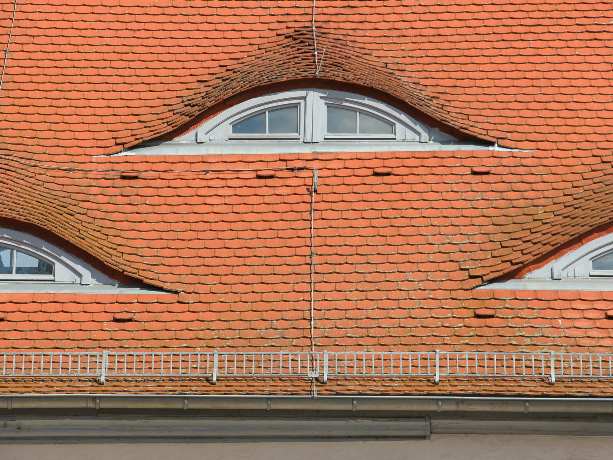 Die Fenster dieser Fledermausgauben sind eindeutig zu klein, um als Fluchtweg zu dienen.