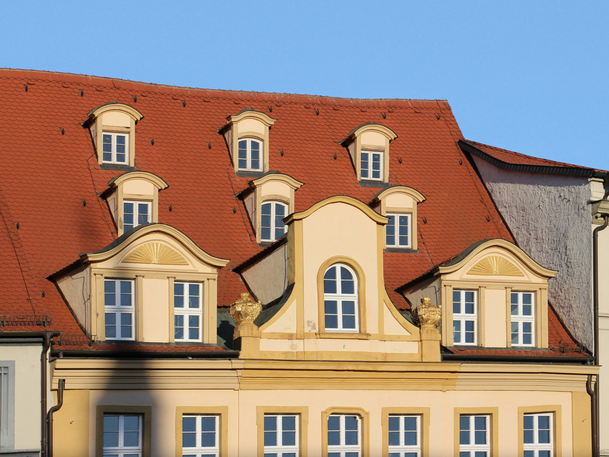 Anordnung und Dimensionierung der Gauben bzw. Gaubenfenster entscheiden darüber, ob sie als Fluchtweg in Betracht kommen.
