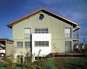 Aufsatzraffstore an einem Mehrfamilenhaus