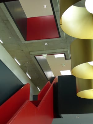 Die Treppenhallen mit Farbakzenten in Schwarz, Rot und Gold