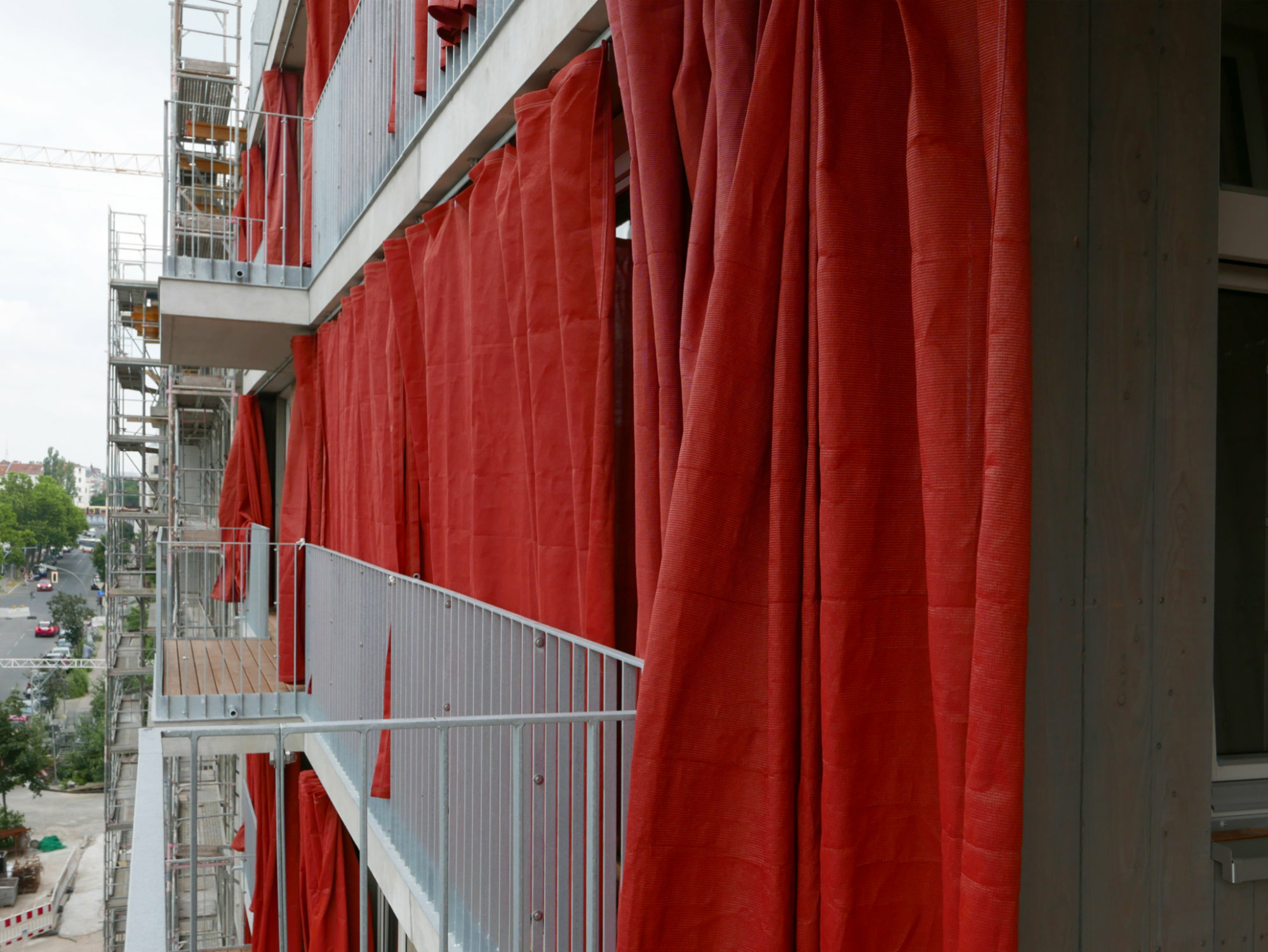Das Büro Praeger Richter Architekten setzte beim Ausbauhaus am Berliner Südkreuz auf Low-Tec-Textilien aus der Landwirtschaft.