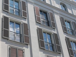 Klassischer Sonnenschutz: Klappläden sind einfach in der Bedienung und ein beliebtes Mittel der Fassadengestaltung.