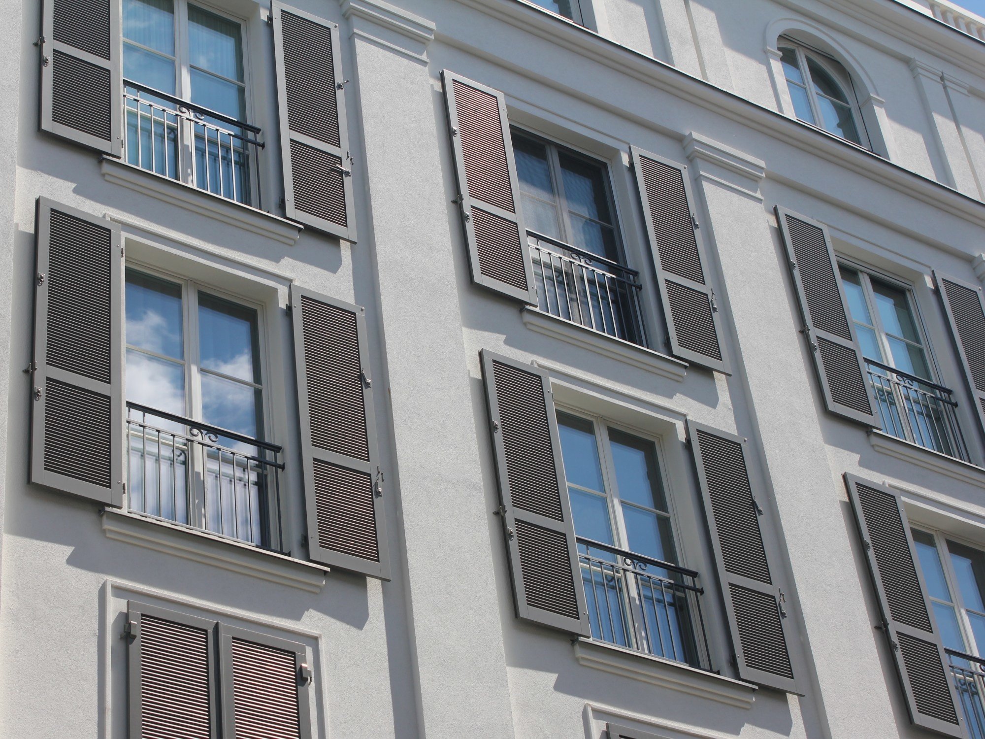 Klappladen Anschlag Offnungsarten Sonnenschutz Fensterladen Baunetz Wissen