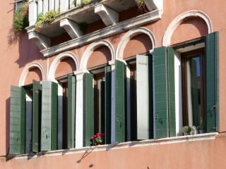 Weit verbreitet sind Klappläden, die sich um eine senkrechte Drehachse schwenken lassen.