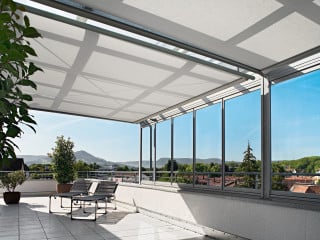 Kassettenmarkisen gehören zur Familie der Gelenkarmmarkisen und sind in eingefahrenem Zustand in einer schützenden Kassette verborgen