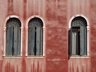 Fensterläden sind ein altbewährtes Bauteil als äußerer Schutz von Fenstern und Fenstertüren vor vielen atmosphärischen Einwirkungen