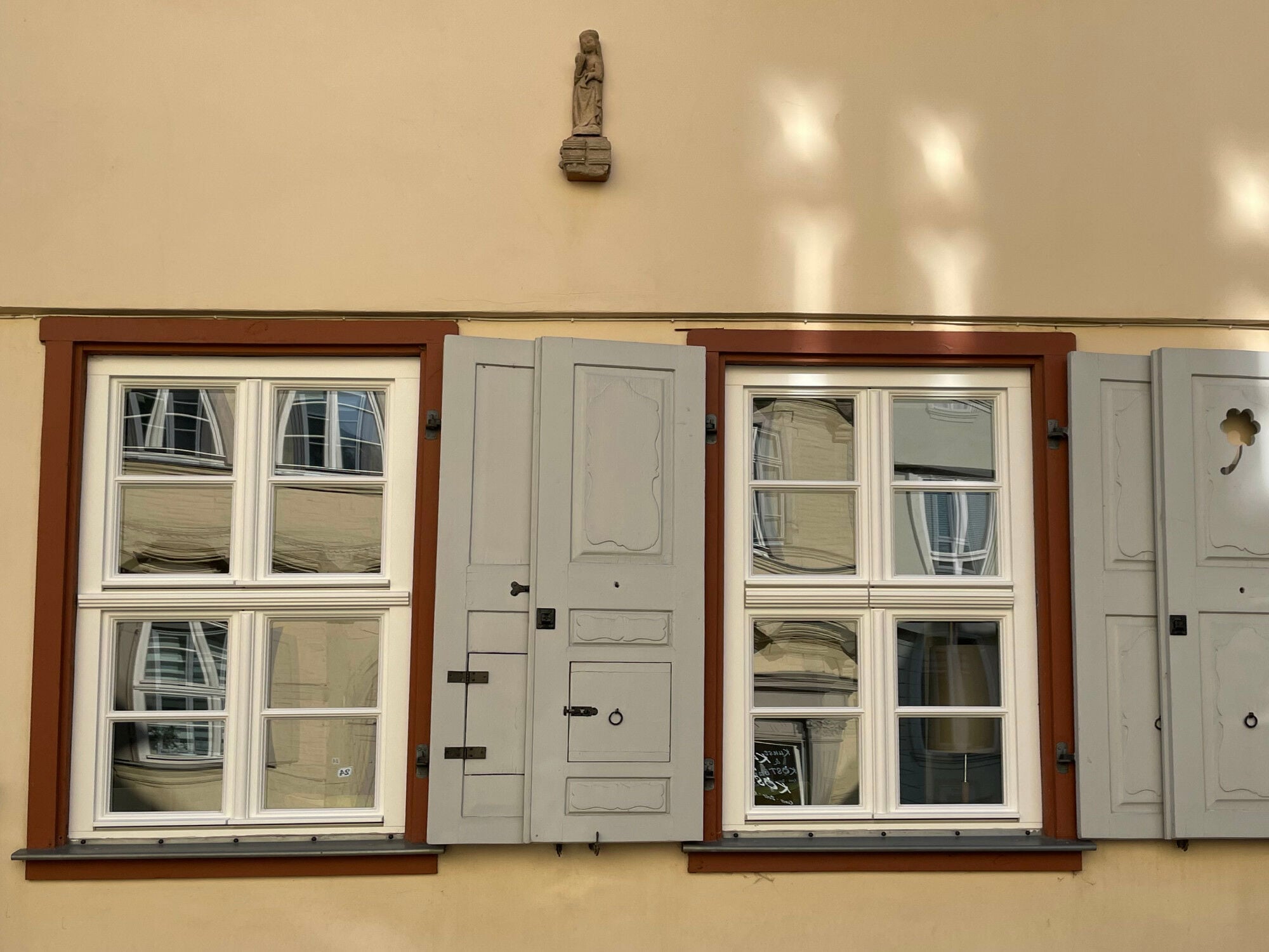 Drehläden mit Beschlägen zum manuellen Öffnen und Schließen