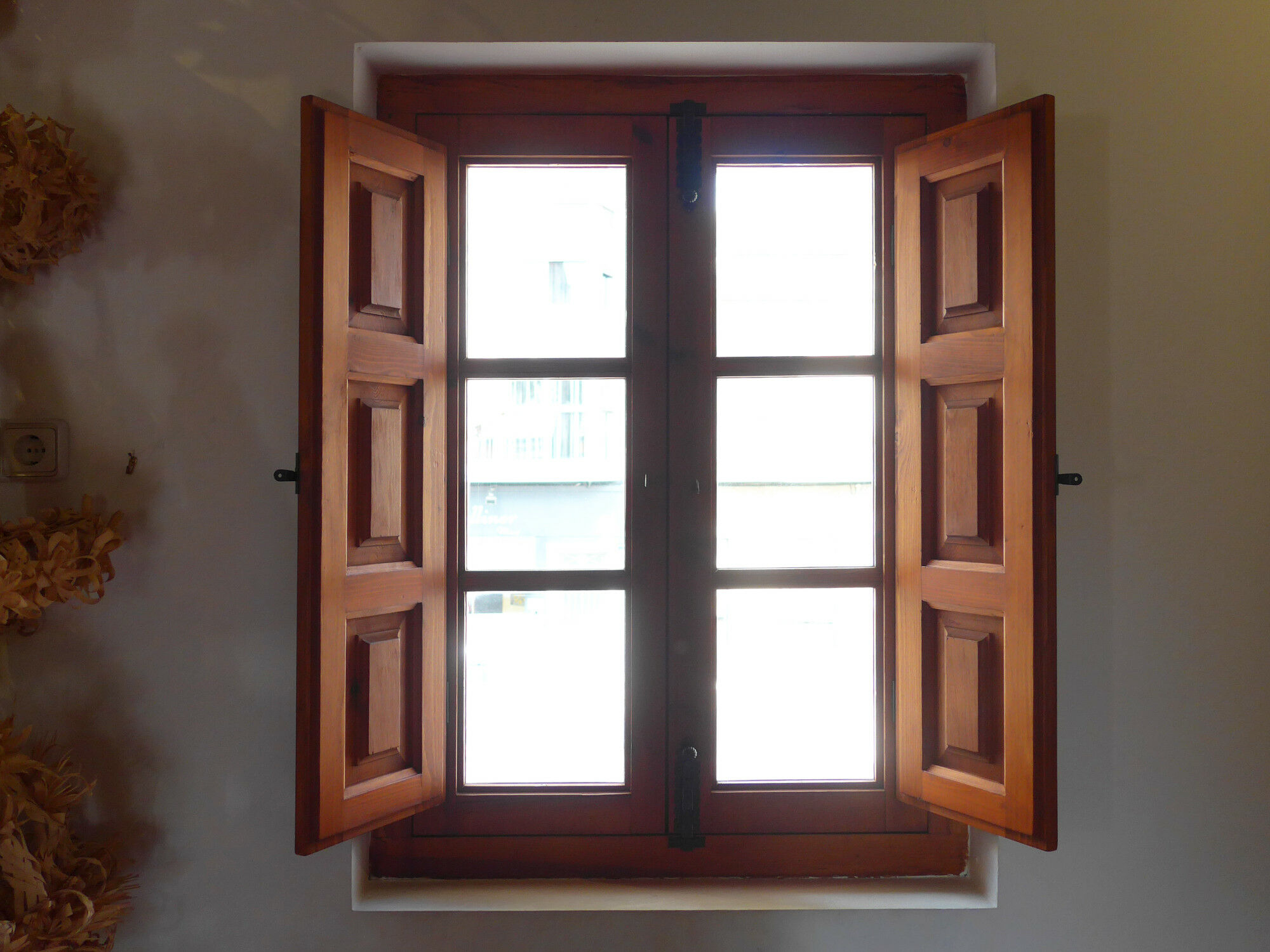 Innenliegende Drehläden können bewegt werden, ohne dass dafür die Fenster geöffnet werden müssen.