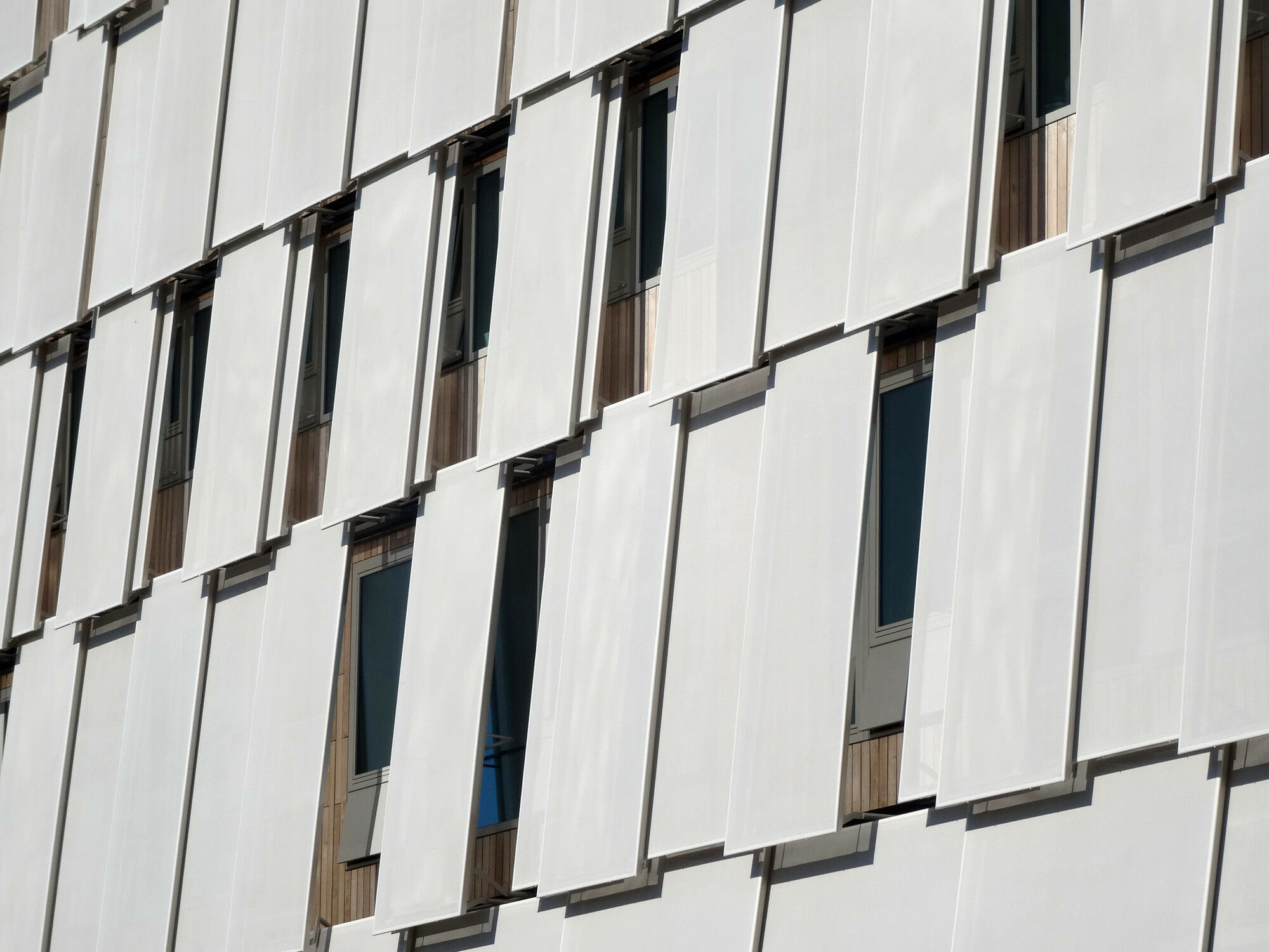 Motorenbetriebene textile Schiebeläden am Gebäude des SOS-Kinderdorfs in Berlin