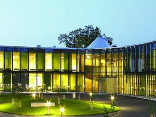 Sonnenschutzglas an einem Schulgebäude in Finnland