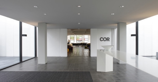 Über den verbindenden Trakt werden die beiden Ausstellungsbereiche erschlossen