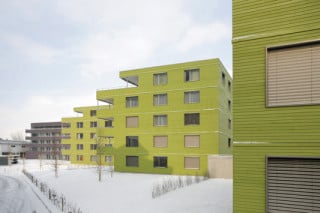 Im Vordergrund die zueinander versetzten Punkthäuser, hinten der Langbau