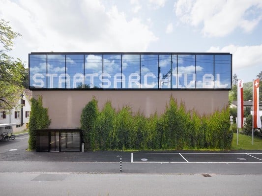 Große Lettern verkünden, was sich hinter der Fassade verbirgt. Foto: Hannes Henz, Zürich