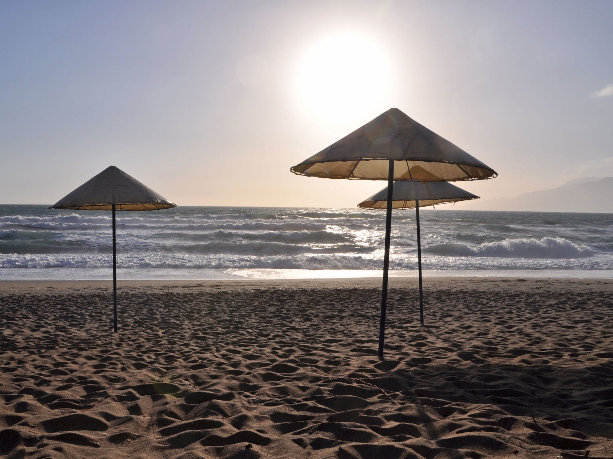 Sonnenschirme gibt es in verschiedenen Varianten, Größen, Farben.