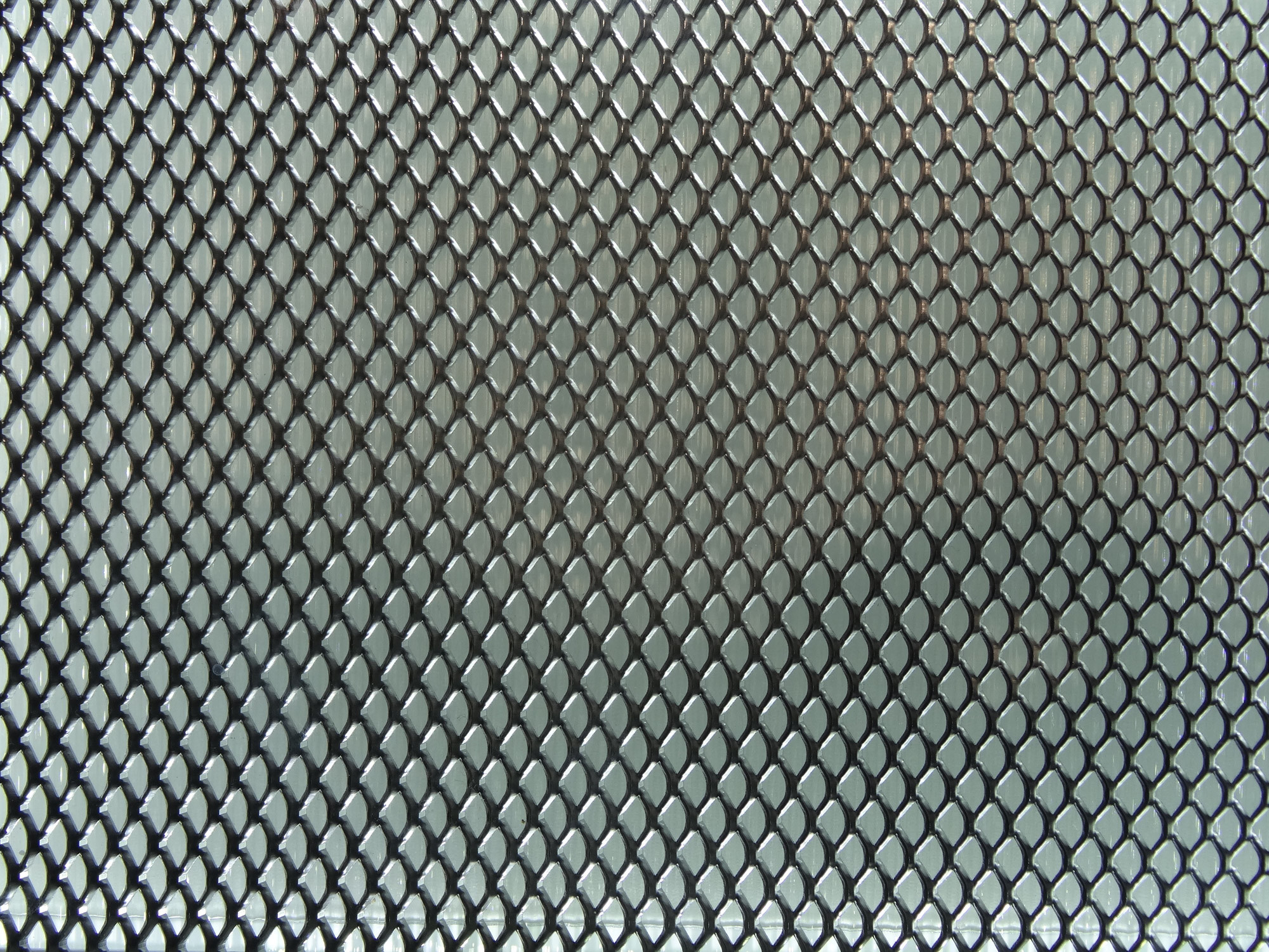 Isolierglas mit integriertem Streckmetallgewebe des Herstellers Okalux