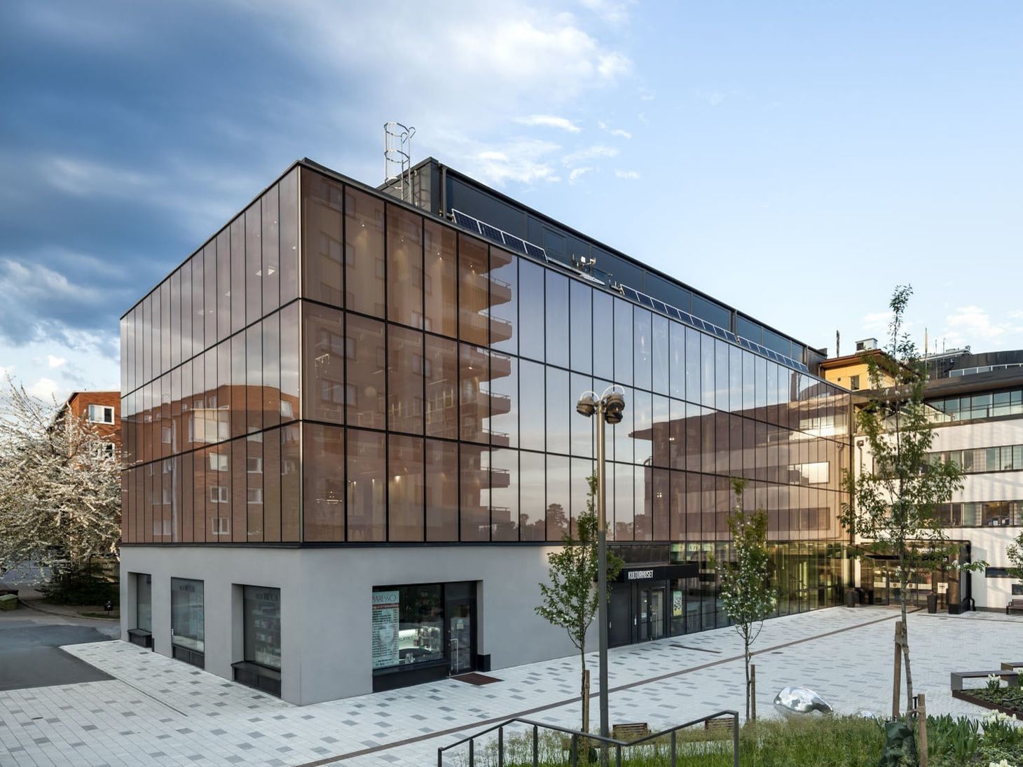 Isolierverglasung mit integriertem Metallgitter (Okatech) im Kulturhaus der schwedischen Stadt Kungsängen 