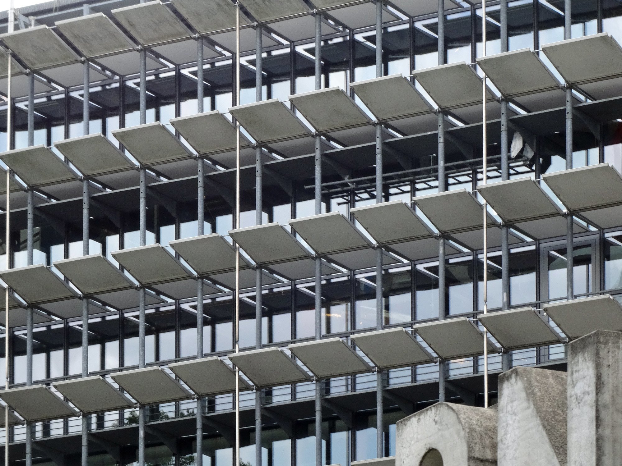 Steuerbare Lichtlenklamellen zur Tageslichtlenkung und als Sonnenschutz am Berliner Technikmuseum